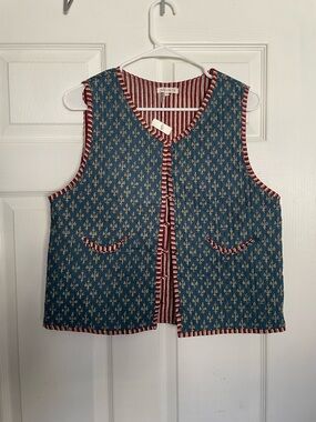 NWT Natura Women’s S/M Quilted Floral Blue Vest w Red Trim w Pockets 100% Cotton